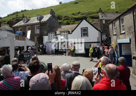 A crowd watches the filming of Dec Martin on location at Port Isaac, Cornwall Stock Photo