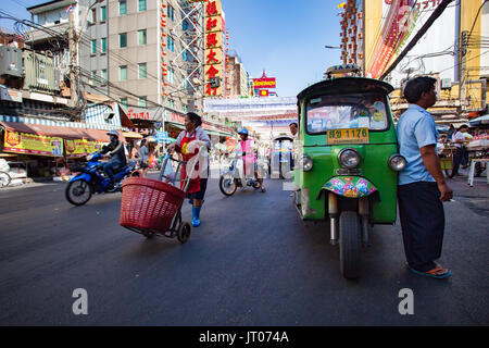 BANGKOK THAILAND - FEBRUARY 24,2015 : bangkok people life on yaowaratch road ,yaowaratch largest chinese community in heart of bangkok thailand capita Stock Photo