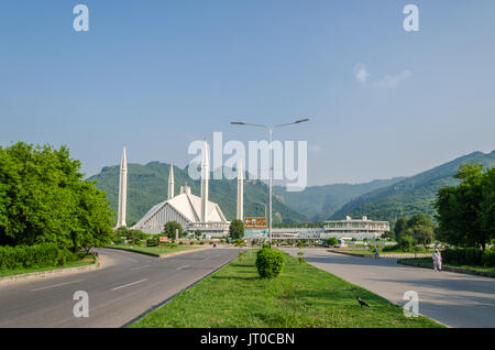 Shah Faisal Mosque with the view of Margalla Hills, Islamabad, Pakistan in July 2017 Stock Photo