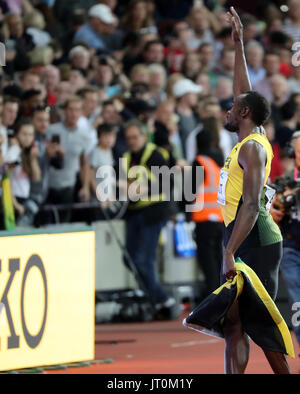 London, UK. 5th Aug, 2017. Superstar track phenom, USAIN BOLT, 30, waves to his parents and family, during his victory lap after his last solo track race, finishing n 9.95, for the Bronze Medal in the 100 meter men's race, at the IAAF 2017 World Championship London. The biggest sporting event of 2017. Credit: Scott Mc Kiernan/ZUMA Wire/Alamy Live News Stock Photo