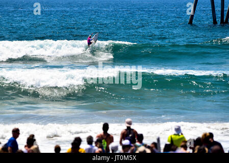 Huntington Beach, USA. 06 August, 2017. Defending champion Tatiana Weston-Webb (USA-Hawaii) competes in the finals at the 2017 US Open of Surfing in Huntington Beach, CA. Credit: Benjamin Ginsberg/Alamy Live News. Stock Photo