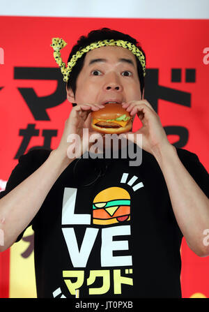 Tokyo, Japan. 7th Aug, 2017. Japanese comedian Koji Imada displays McDonald's new burger 'Beef Cutlet Burger' in Tokyo on Monday, August 7, 2017. McDonald's Japan will start a new campaign of 'Mac (Tokyo) vs McD (Osaka)' from August 9. Credit: Yoshio Tsunoda/AFLO/Alamy Live News Stock Photo