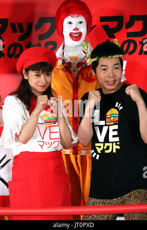 Tokyo, Japan. 7th Aug, 2017. Japanese actress Airi Taira (L) and comedian Koji Imada display McDonald's new burgers 'Roast Beef Burger' (L) and 'Beef Cutlet Burger' in Tokyo on Monday, August 7, 2017. McDonald's Japan will start a new campaign of 'Mac (Tokyo) vs McD (Osaka)' from August 9. Credit: Yoshio Tsunoda/AFLO/Alamy Live News Stock Photo