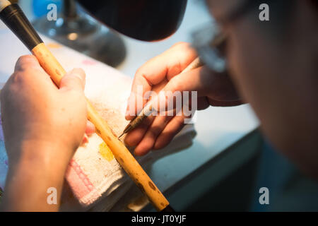 Huzhou, China's Zhejiang Province. 7th Aug, 2017. A worker puts final touches on an ink brush in Shanlian Huzhou Ink Brush Factory in Shanlian of Huzhou City, east China's Zhejiang Province, Aug. 7, 2017. The Hu Brush, one of the prestigious writing brush types in traditional Chinese writing and painting art, is the main product of the 50 year old factory that produces an annual amount of 600,000 brushes, reporting an annual output of 8 million yuan from both domestic market and other Asian countries. Credit: Weng Xinyang/Xinhua/Alamy Live News Stock Photo