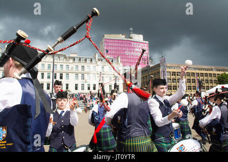 George Square, Glasgow, Scotland, UK. 7th Aug, 2017 Piping Live! - the Glasgow International Piping Festival began today on a day of very heavy showers. Pipe bands from around the world will be performing and competing at the week long bag pipe festival ahead of the World Pipe Band Championships also held in Glasgow on the 11th and 12th August Credit: Kay Roxby/Alamy Live News Stock Photo