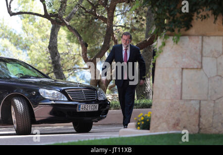 Spain. 07th Aug, 2017. Palma de Mallorca, Spain. August 7th, 2017. Spain's Prime Minister Mariano Rajoy gesture as he arrives to the traditional summer meeting with King Felipe at Marivent Palace in Palma, on the Spanish island of Mallorca. Zixia/Alamy news