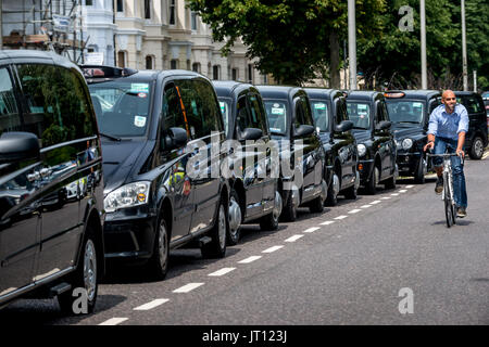 Brighton, UK. 07th Aug, 2017. London cab drivers came to Hove Town Hall today in a move inspired by the GMB trade union to force Uber into greater transparency. The union and the drivers feel that Uber has yet to explain adequately how it stays on the right side of the 'street-hailing' law. Credit: Andrew Hasson/Alamy Live News Stock Photo