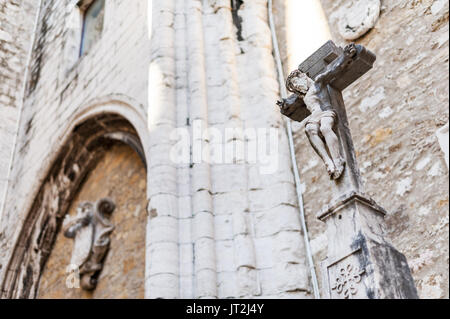 Statue of crucified jesus in roofless church - Lisbon Stock Photo