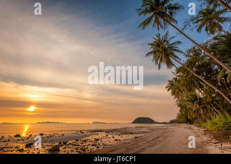 Colorful sunset at Nathon beach, Laem Yai, Koh Samui, Thailand Stock Photo