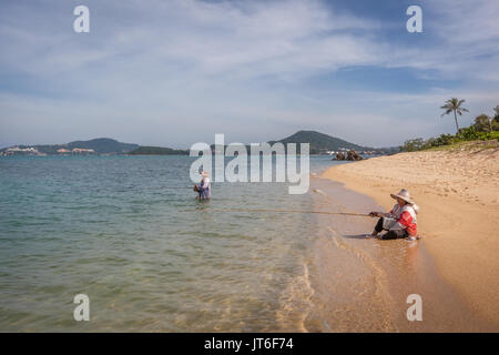 Thai fishermen on the shore of Maenam beach or Ao Menam, Hat Mae Nam, Koh Samui, Thailand Stock Photo