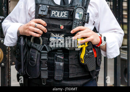 A London Police Officer At The Entrance Of Downing Street, London, UK Stock Photo