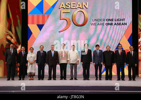 Manila, Philippines. 8th Aug, 2017. Philippine President Rodrigo Duterte (7th L) and Philippine Foreign Secretary Alan Peter Cayetano (6th L) pose with representatives of the Association of Southeast Asian Nations (ASEAN) member states during the grand celebration of the 50th anniversary of the founding of ASEAN in Manila, the Philippines, Aug. 8, 2017. Credit: Rouelle Umali/Xinhua/Alamy Live News Stock Photo