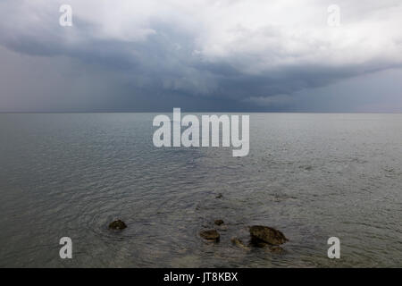 Herne Bay, Kent, UK, 8th August 2017. UK Weather News. A drizzily summers day at Hampton Herne Bay, ends with dark clouds and thunderstorms appearing over the Thames Estuary. Some sun breaks through the dark clouds. Credit: Richard Donovan/Alamy Live News Stock Photo