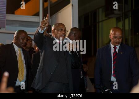 Cape Town, South Africa. 8th Aug, 2017. South African President Jacob Zuma (C, Front) addresses supporters of South Africa's ruling African National Congress (ANC) after he survived a no confidence motion in Cape Town, South Africa, on Aug. 8, 2017. South African President Jacob Zuma on Tuesday survived a no confidence motion by secret ballot. Parliament Speaker Baleka Mbete announced that 198 Members of Parliament voted against the motion, while 177 voted in favor and nine abstained. Credit: Jaco Marais/Xinhua/Alamy Live News Stock Photo