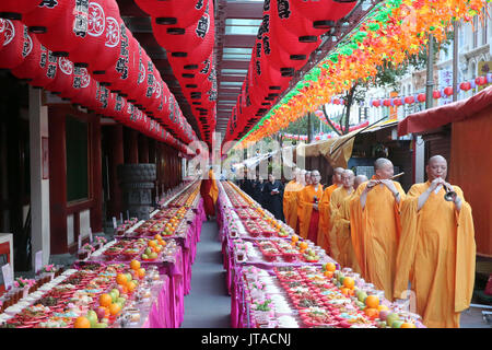 Ullambana ceremony, when food is offered to the ancestors during the annual Ghost Festival, Buddha Tooth Relic Temple, Singapore Stock Photo