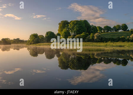 River Shannon near O'Briensbridge (O'Briens Bridge), County Clare, Munster, Republic of Ireland, Europe Stock Photo