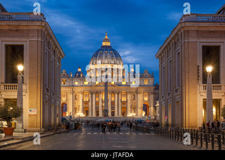 St. Peters Square and St. Peters Basilica at night, Vatican City, UNESCO World Heritage Site, Rome, Lazio, Italy, Europe Stock Photo