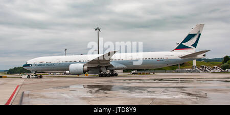 Cathay Pacific Boeing 777-367 ER arriving in Zurich from Hong Kong