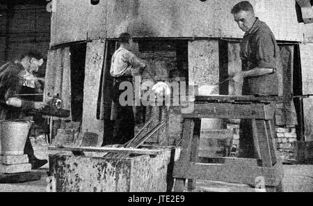 Manufacturing lead crystal glass at Stourbridge, Worcestershire c1940's Stock Photo