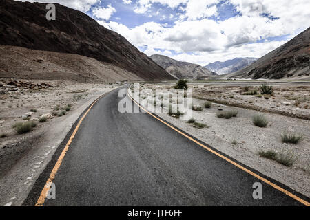 Road to Lake Tso Moriri in Ladakh mountains of Kashmir, India Stock Photo