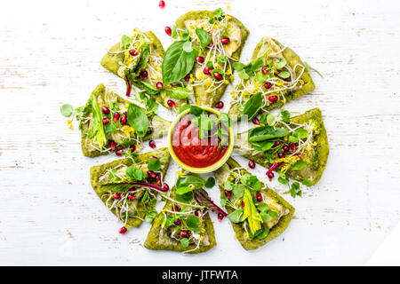 https://l450v.alamy.com/450v/jtfwta/green-spinach-dough-vegetables-and-cheese-pizza-on-wite-background-jtfwta.jpg