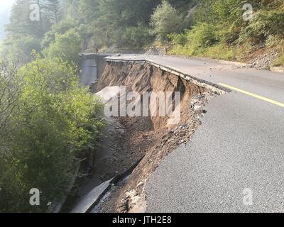 Jiuzhaigou. 9th Aug, 2017. Photo taken on Aug. 9, 2017 shows the road damaged by earthquake in the scenic spot of Wuhua Lake in Jiuzhaigou County, southwest China's Sichuan Province. After a 7.0-magnitude earthquake jolted Jiuzhaigou County, staff members of the scenic spot started searching for the missing, paying close attention to the quake. Credit: Sang Ji/Xinhua/Alamy Live News Stock Photo
