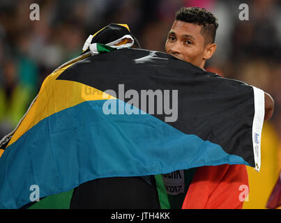 London, UK. 08th Aug, 2017. Leichtathletik: IAAF Weltmeisterschaft am 08.08.2017 im Olympiastadion in London (Großbritannien). Wayde van Niekerk aus Südafrika jubelt über seinen Sieg im Finale über 400 m der Männer. Photo: Bernd Thissen/dpa/Alamy Live News Stock Photo