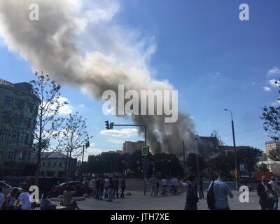 Moscow. 9th Aug, 2017. Photo taken on Aug. 9, 2017 shows the fire scene in Moscow, Russia. Fire broke out in a building in eastern Moscow, the capital of Russia, on Wednesday afternoon, witnesses said. Credit: Liao Bingqing/Xinhua/Alamy Live News Stock Photo