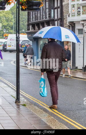 Darmouth, Devon, UK. 09th Aug, 2017. Tourists were not being put off by the heavy rain showers in Dartmouth on 9 August 2017.  Local shops were enjoying good trade as tourists headed to the shops, cafes and bars to escape the rain. Credit: James Copeland/Alamy Live News Stock Photo