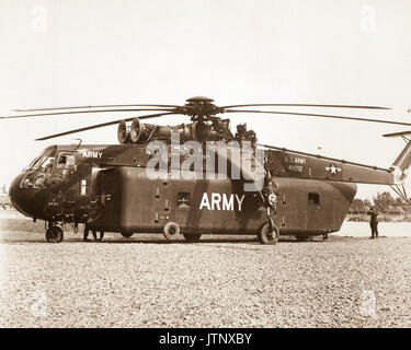 One of the unique pieces of equipment brought to Vietnam by the 1st Cavalry Division (Airmobile), U.S. Army, is the huge Sky Crane CH-54A helicopter which can lift tremendous loads. (USIA) EXACT DATE SHOT UNKNOWN NARA FILE #:  306-MVP-15-10 WAR & CONFLICT BOOK #:  400 Stock Photo