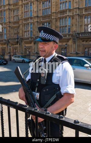 Armed police, London, Britain, UK Stock Photo: 105446808 - Alamy