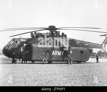 One of the unique pieces of equipment brought to Vietnam by the 1st Cavalry Division (Airmobile), U.S. Army, is the huge Sky Crane CH-54A helicopter which can lift tremendous loads. (USIA) EXACT DATE SHOT UNKNOWN NARA FILE #:  306-MVP-15-10 WAR & CONFLICT BOOK #:  400 Stock Photo