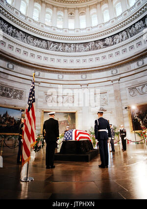 The flag-draped casket of the Unknown Serviceman of the Vietnam Era lies in state in the rotunda of the US Capitol, attended by a Joint Services Guard of Honor.  The body will lie in state until May 28th, when a state funeral service will be held in the Memorial Amphitheater of Arlington National Cemetery.  Internment will follow at the Tomb of the Unknowns. Stock Photo