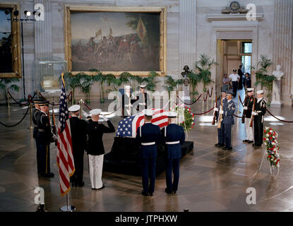 Elevated view of the flag-draped casket of the Unknown Serviceman of the Vietnam Era, attended by a Joint Services Guard of Honor in the US Capitol rotunda.  The body will lie in state until May 28th, when a state funeral service will be held in the Memorial Amphitheater of Arlington National Cemetery.  Internment will follow at the Tomb of the Unknowns. Stock Photo