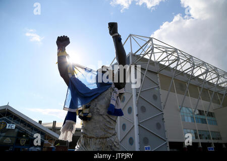 The Billy Bremner statue outside Elland Road before the Carabao Cup, First Round match between Leeds United and Port Vale. PRESS ASSOCIATION Photo. Picture date: Wednesday August 9, 2017. See PA story SOCCER Leeds. Photo credit should read: Richard Sellers/PA Wire. RESTRICTIONS: No use with unauthorised audio, video, data, fixture lists, club/league logos or 'live' services. Online in-match use limited to 75 images, no video emulation. No use in betting, games or single club/league/player publications. Stock Photo