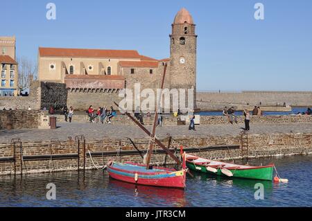 CATALAN BARQUES IN COLLIOURE HARBOUR WITH EGLISE NOTRE DAM des ANGES Stock Photo