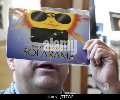 Los Angeles CA. 4th Aug, 2017. David Reitzel, astronomical lecturer at Griffith Observatory shows the right kind of solar glass to use to see the eclipse.Photos by Gene Blevins/LA DailyNews/SCNG/ZumaPress. Credit: Gene Blevins/ZUMA Wire/Alamy Live News Stock Photo