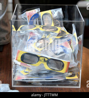 Los Angeles CA. 4th Aug, 2017. David Reitzel, astronomical lecturer at Griffith Observatory shows the right kind of solar glass to use to see the eclipse.Photos by Gene Blevins/LA DailyNews/SCNG/ZumaPress. Credit: Gene Blevins/ZUMA Wire/Alamy Live News Stock Photo