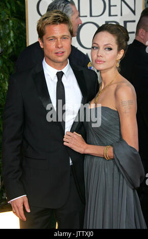 Beverly Hills, CA, USA, Monday. 15th Jan, 2007. US actress Angelina Jolie (R) and her boyfriend US actor Brad Pitt (L) pose for the cameras as they arrive to the 64th Annual Golden Globe Awards in Beverly Hills, CA, United States, Monday, 15 January 2007. Photo: Hubert Boesl | usage worldwide/dpa/Alamy Live News Stock Photo