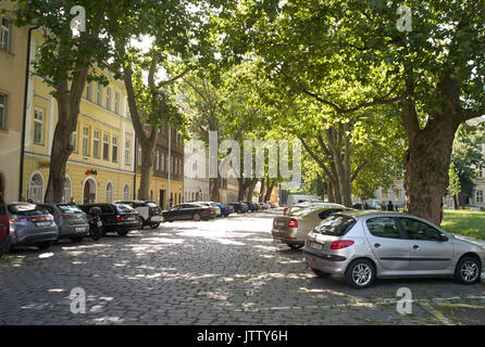 Prague, Czech Republic. 10th Aug, 2017. Picture of parked cars taken in the Karlin district of Prague, Czech Republic, 10 August 2017. The restaurante is named after the garages in the backyard. The heavily hit district of Karlin has not only recovered 15 years after the catastrophe but it even enjoys a bone-fide boom. Photo: Michael Heitmann/dpa/Alamy Live News Stock Photo