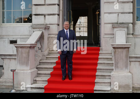 London, UK. 10th August, 2017. Al Gore posing for photos on the red carpet before a Q&A session before the screening of the UK premiere of An Inconvenient Sequel Truth To Power at Somerset House in London. Photo date: Thursday, August 10, 2017. Photo credit should read: Roger Garfield/Alamy Live News Stock Photo