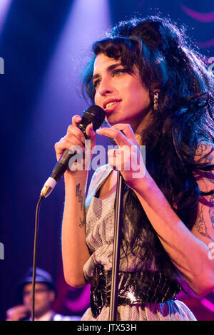 amy-winehouse-performing-live-