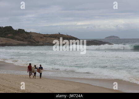 Rio de Janeiro, Brazil. 11th August, 2017. The Brazilian Navy warned about the possibility of waves up to 4 meters high on the coast of Rio de Janeiro. The main beaches of the south zone of the city are on alert for the risk of damages caused by the waves that can reach the bike paths and even the streets in some points. Credit: Luiz Souza/Alamy Live News Stock Photo