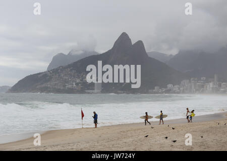 Rio de Janeiro, Brazil. 11th August, 2017. The Brazilian Navy warned about the possibility of waves up to 4 meters high on the coast of Rio de Janeiro. The main beaches of the south zone of the city are on alert for the risk of damages caused by the waves that can reach the bike paths and even the streets in some points. Credit: Luiz Souza/Alamy Live News Stock Photo