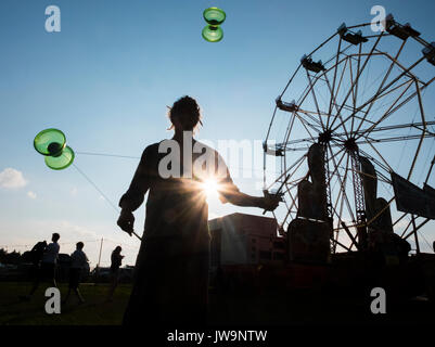 Arthur Hyam, Diabolo artist performing with Gypsy Disco and Spiegel Circus at the 'How The Light Gets In' festival, Hay on Wye, practices his routine Stock Photo