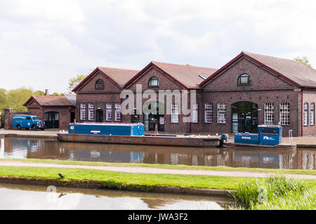 Hatton Locks on the Grand Union Canal with visitor centre, Warwickshire, United Kingdom Stock Photo