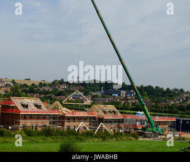 Crane lifting a roof A frame on a new housing estate, Grantham. Lincs, England, UK Stock Photo