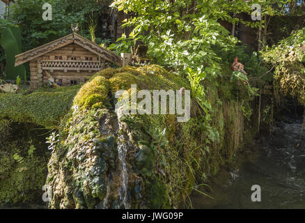 Gartenanlage mit kleinem Häuschen und Wasserfall in Diessen am Ammersee