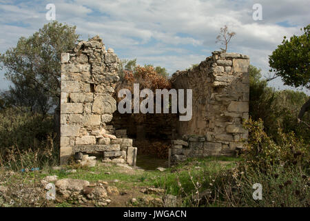 Just aside the excavations of  the Roman town Eleutherna stands the Greek orthodox church Agia Anna which is a roof-less ruin   Neben den Ausgrabungen Stock Photo