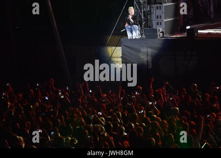 Berlin, Germany. 11th Aug, 2017. American pop singer Pink performs on the Waldbuehne ('Forest Stage') in Berlin, Germany, 11 August 2017. Photo: Britta Pedersen/dpa-Zentralbild/dpa/Alamy Live News Stock Photo